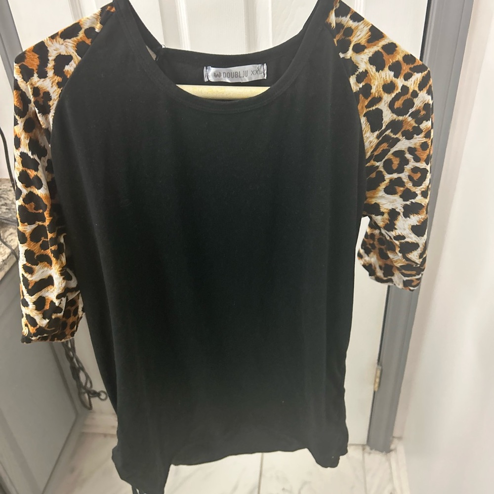 Black shirt with animal detail on the sleeves. - Picture 7 of 12